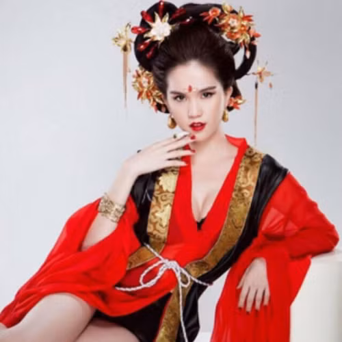 Dân mạng cho rằng mặt Ngọc Trinh xinh kiểu ngây thơ, không hề có nét sắc sảo uy nghiêm của nữ hoàng họ Võ.