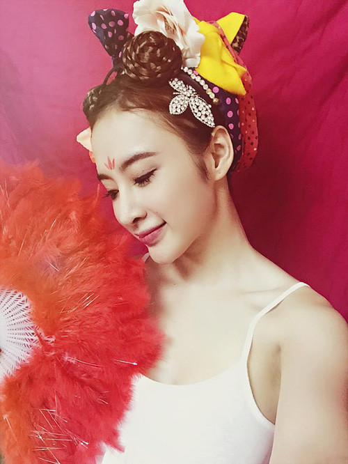 Phương Trinh đeo bờm, buộc chi chít khăn trên đầu thử làm Võ Tắc Thiên.