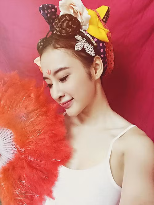 Phương Trinh đeo bờm, buộc chi chít khăn trên đầu thử làm Võ Tắc Thiên.