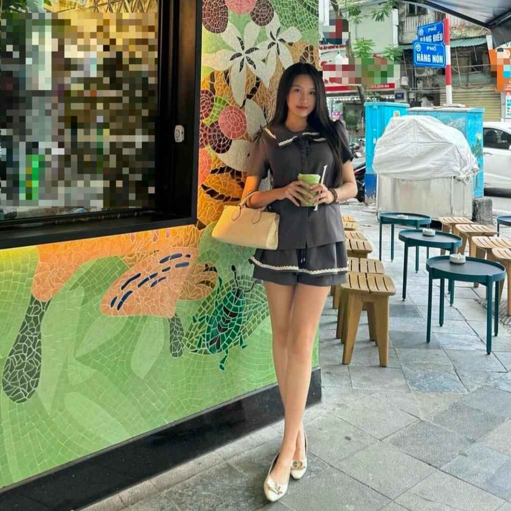 Không cần trang điểm quá cầu kỳ, vợ Đoàn Văn Hậu trông vẫn tươi tắn và tự tin khoe đôi chân dài thẳng tắp.