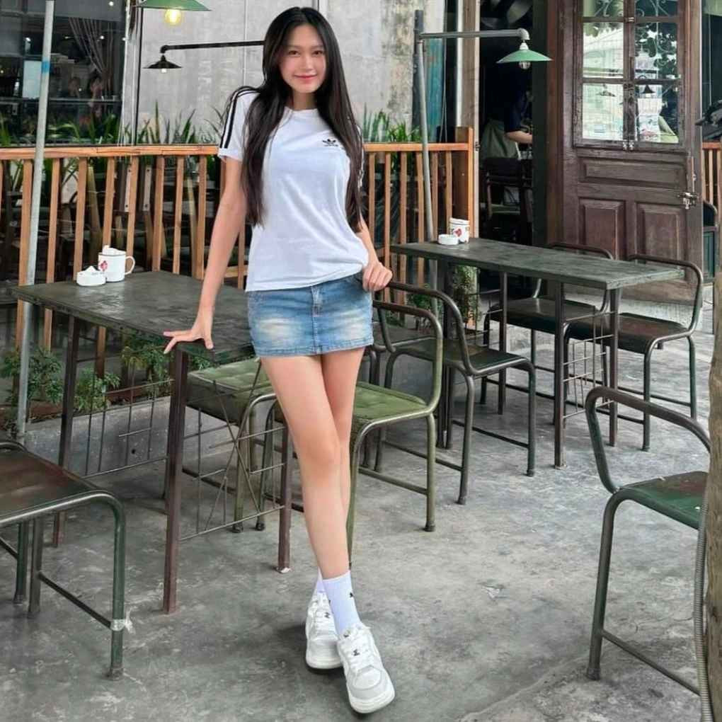 Trong một lần tụ tập cùng bạn bè, Hải My lựa chọn trang phục khá đơn giản gồm áo phông, giày thể thao và chân váy jeans dáng ngắn.