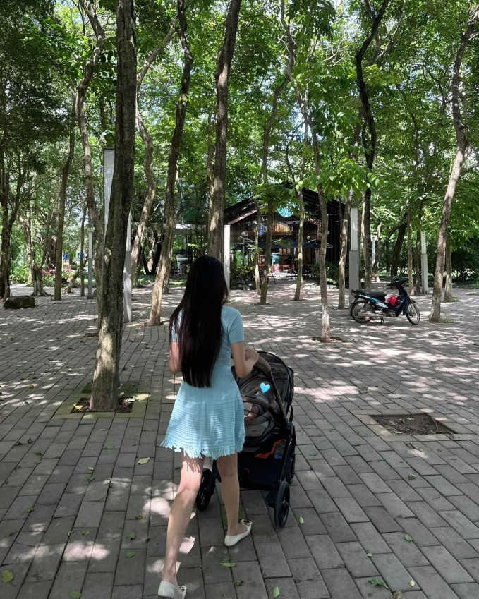 Hạ sinh thành công nhóc tỳ đầu lòng, vợ cầu thủ Đoàn Văn Hậu không có ý định ăn kiêng hay tìm đến các phương pháp giữ gìn vóc dáng. Cô thoải mái ăn uống đầy đủ chất dinh dưỡng để em bé có thể phát triển tốt và toàn diện nhất (Ảnh: FBNV).