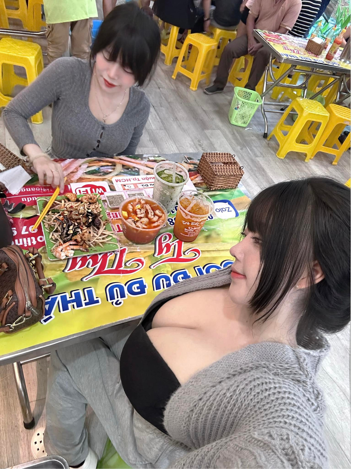 Cô nàng cũng rất khéo chọn góc chụp từ trên xuống, để lộ trọn bộ ngực quyến rũ.