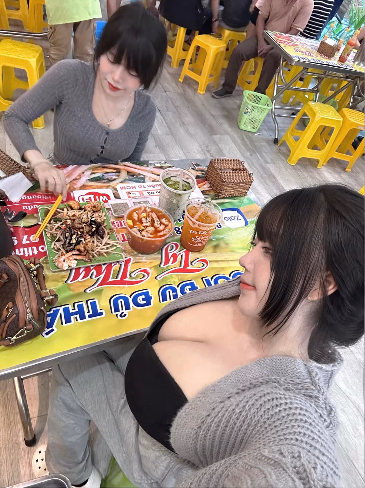 Cô nàng cũng rất khéo chọn góc chụp từ trên xuống, để lộ trọn bộ ngực quyến rũ.