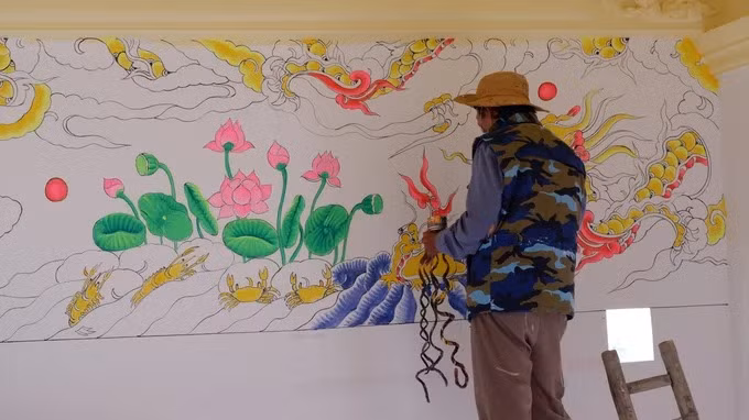 Mọi việc làm, ông Huyền đều phải cẩn thận, tỉ mỉ và nhờ sự hỗ trợ của vợ ông là bà Nguyễn Thị Thuận (60 tuổi) để không làm ảnh hưởng đến móng tay.