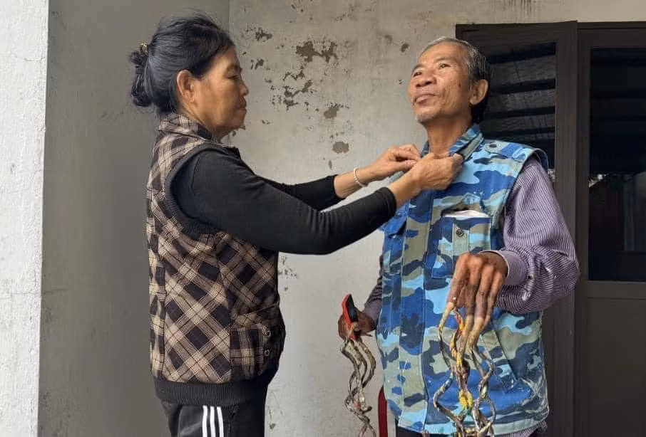 Công việc hàng ngày như thay đồ, ông đều phải nhờ vợ mình hỗ trợ. Ông chia sẻ cũng vài ngày mới tắm một lần vì sợ ảnh hưởng đến móng tay, và cùng phải cần có vợ mới tắm được.