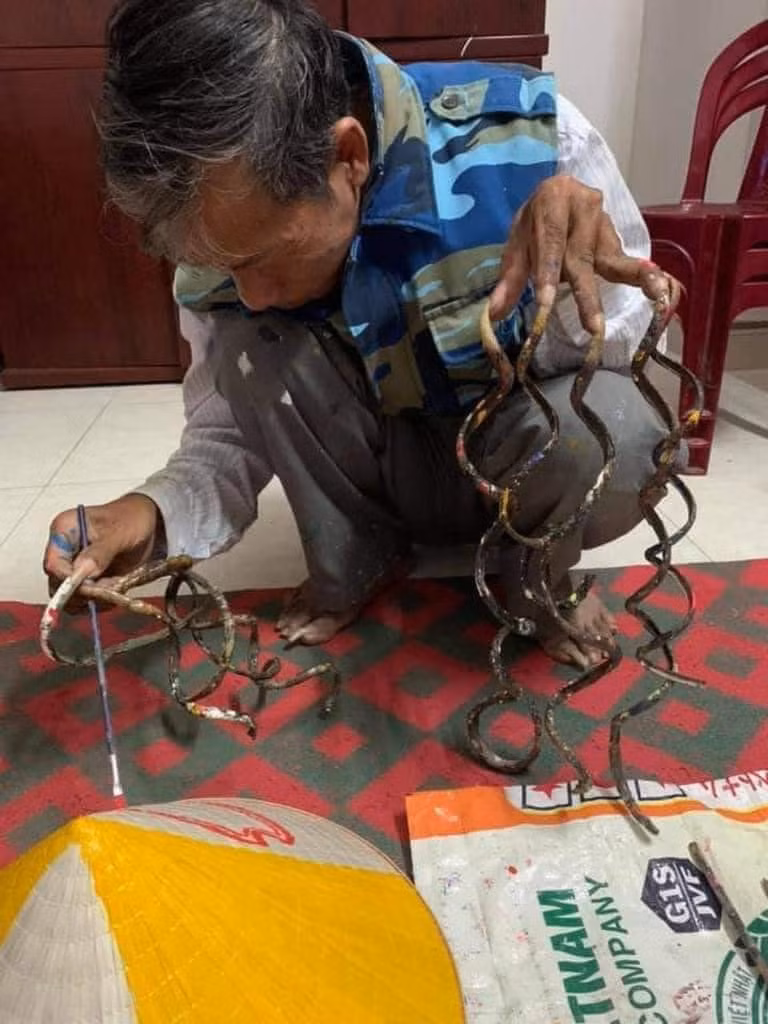 Sở hữu bộ móng tay dài loằng ngoằng nhưng suốt nhiều năm nay, ông Huyền vẫn đi làm nghề xây dựng.