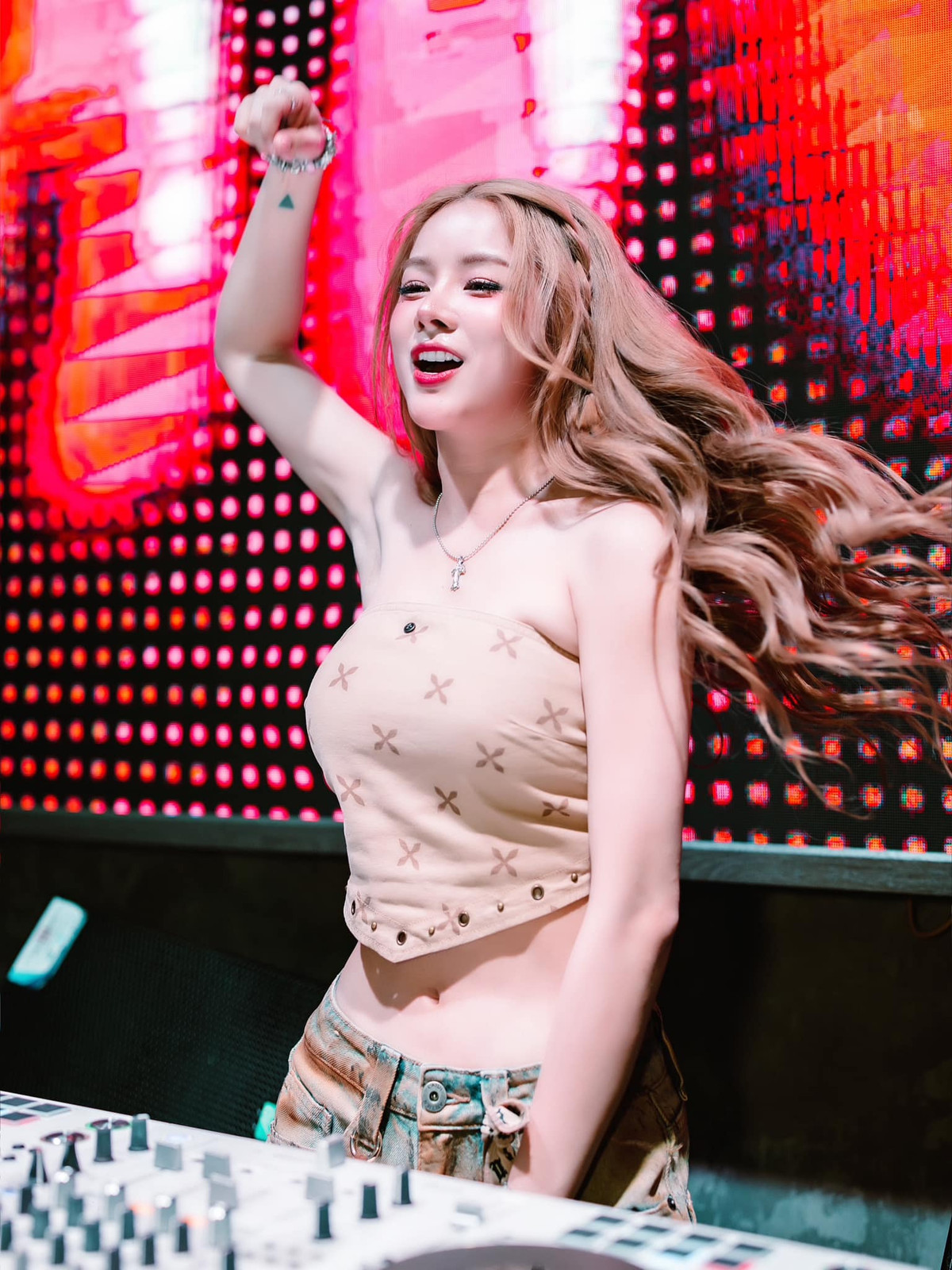 Phong cách thời trang cũng được Mie thường xuyên thay đổi, dù xuất hiện với hình ảnh nào cô cũng được fan khen ngợi xuýt xoa vì nhan sắc xinh đẹp, ngọt ngào.