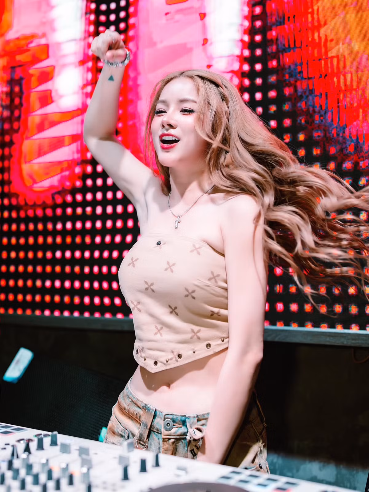 Phong cách thời trang cũng được Mie thường xuyên thay đổi, dù xuất hiện với hình ảnh nào cô cũng được fan khen ngợi xuýt xoa vì nhan sắc xinh đẹp, ngọt ngào.