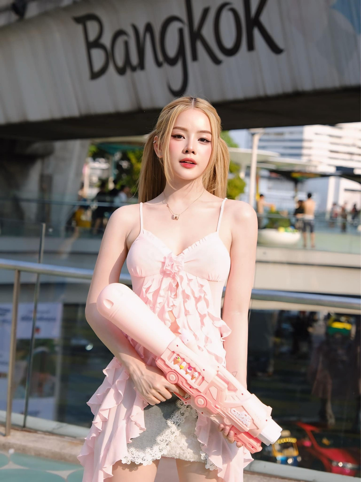 Trước đó, trong ngày khai mạc Lễ hội té nước Songkran diễn ra tại Royal Fields Plaza, Bangkok, minh tinh Phạm Băng Băng góp mặt và tham gia diễu hành. Cô diện trang phục Thai Siwalai màu xanh lam, ngồi trên xe Tuk Tuk và di chuyển qua nhiều con phố tại xứ sở chùa Vàng.