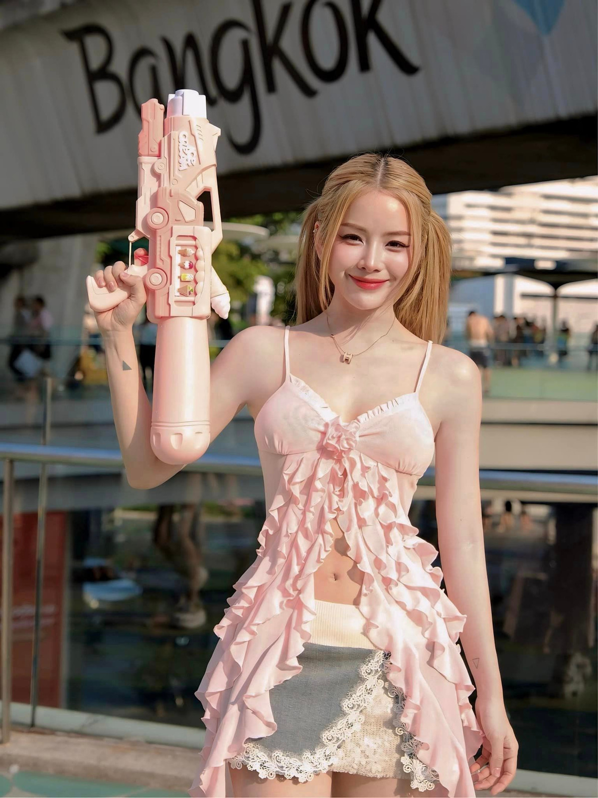 Mie diện chiếc áo 2 dây được thiết kế bèo nhiều tầng, cùng cây súng nước màu hồng "tone sur tone".