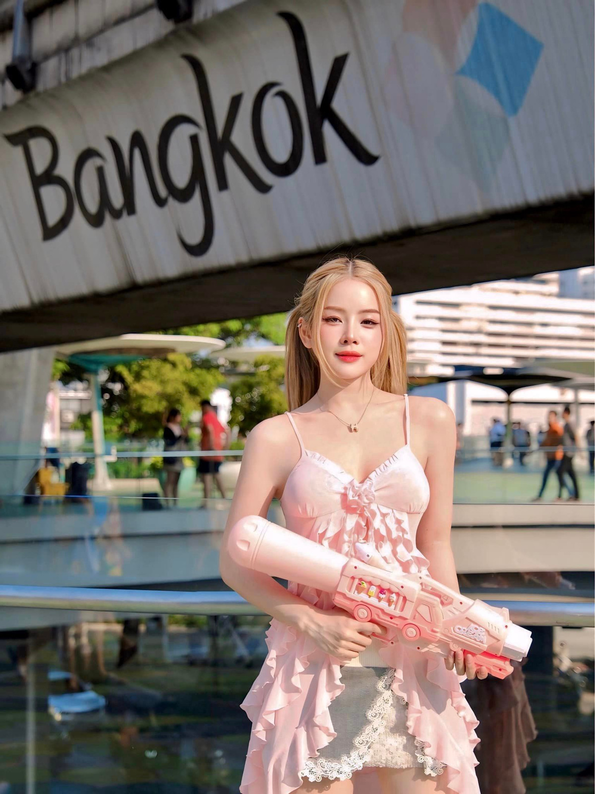 Kết hợp cùng kiểu tóc được cột lên, Mie vừa nữ tính, vừa tinh nghịch năng động.