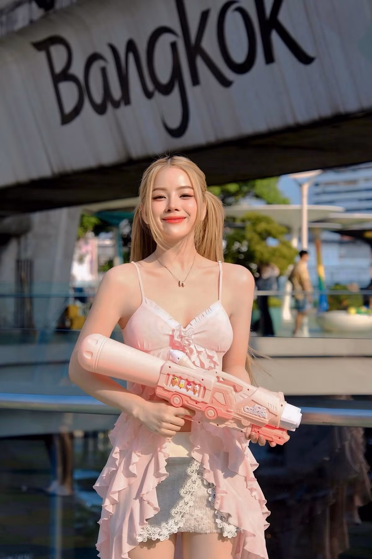 Cô nàng đã đến Thái Lan để du lịch, tận hưởng ngày hội truyền thống lớn nhất trong năm của nước này.