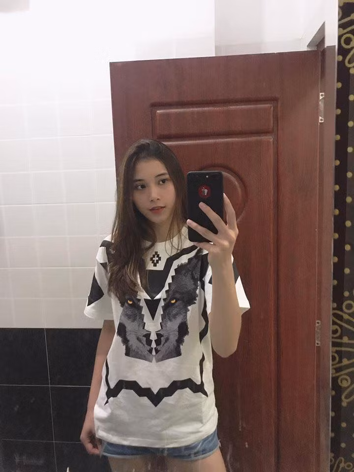 Chiều cao nổi trội giúp Thu Huyền có lợi thế trên sân đấu nhưng lại khó khăn khi chọn đồ. Có những ngày đi cả buổi mà không mua được đồ, vô cùng mất thời gian.