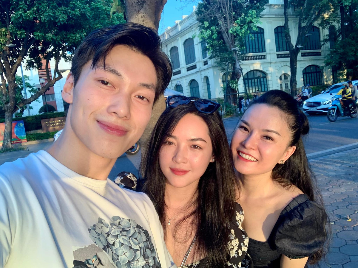 Xuất hiện cùng Vũ Thanh Quỳnh và Alan Phạm là nữ ca sĩ Thu Ngọc, cựu thành viên nhóm Mây Trắng. Trong tập 1 "Người ấy là ai", ca sĩ Thu Ngọc là người đã xuất hiện bên cạnh Alan Phạm khiến nữ chính và ban cố vấn được phen hụt hẫng vì tưởng anh đã có chủ, nhưng thực ra cả hai là chị em họ. Sau chương trình Vũ Thanh Quỳnh cũng đã gọi Thu Ngọc là chị dâu.