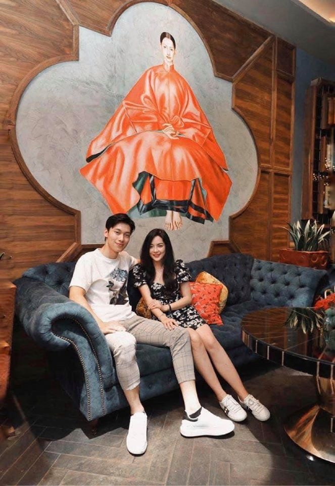 Được biết Alan Phạm đã bay từ TP.HCM ra Hà Nội gặp Vũ Thanh Quỳnh, cặp đôi sẽ tham gia giao lưu trong chương trình "Bữa trưa vui vẻ" của VTV vào trưa ngày 11/5.