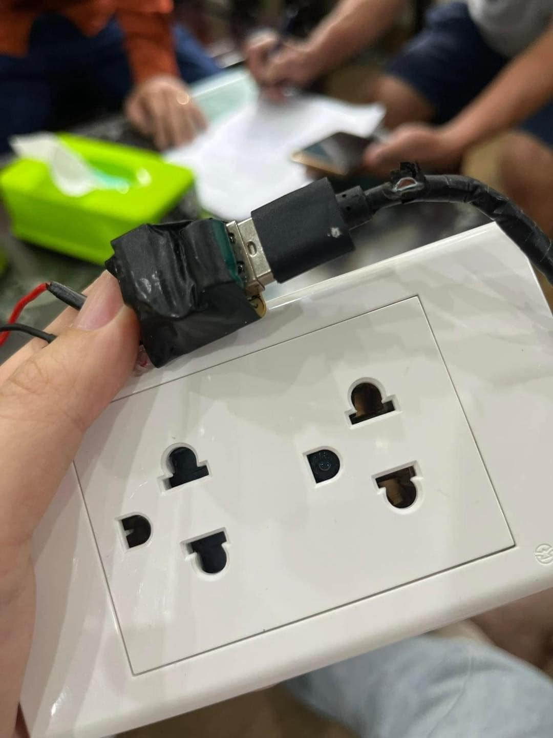 Cách đặt camera hết sức tinh vi. Sau khi phát hiện, 2 nữ sinh đang rất hoang mang và sợ hãi vì đã ở trọ tại đây được 6 tháng. Không rõ rằng hình ảnh được quay lại đã được phát tán hay sử dụng vào mục đích khác hay chưa.