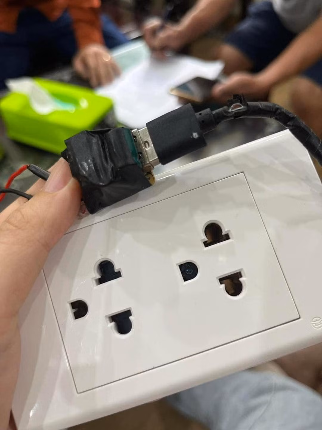 Cách đặt camera hết sức tinh vi. Sau khi phát hiện, 2 nữ sinh đang rất hoang mang và sợ hãi vì đã ở trọ tại đây được 6 tháng. Không rõ rằng hình ảnh được quay lại đã được phát tán hay sử dụng vào mục đích khác hay chưa.