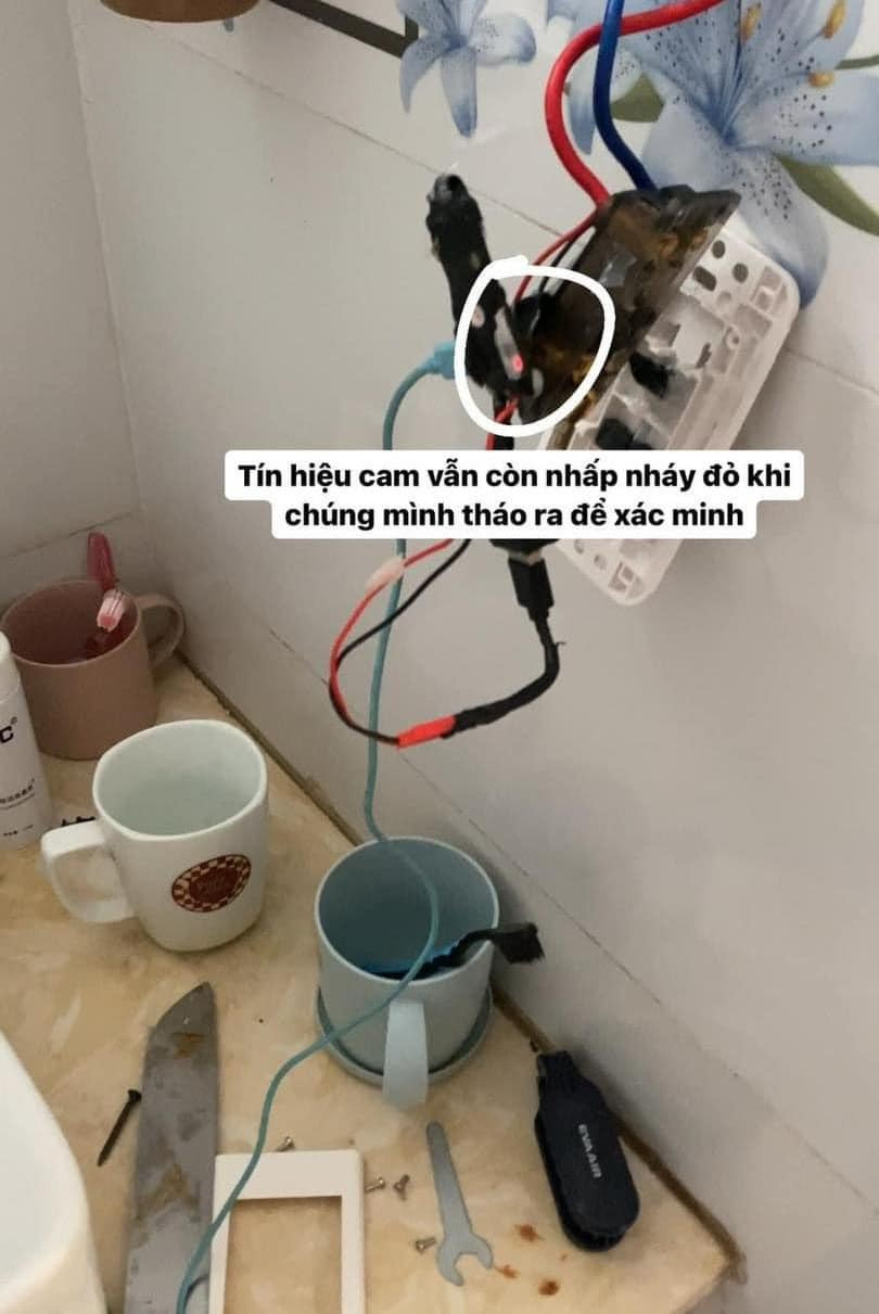 Theo chia sẻ, sự việc được nữ sinh phát hiện vào ngày 30/6 tại phòng trọ ở khu Nghĩa Đô - Cầu Giấy. Thời điểm tháo chiếc ổ điện này ra để kiểm tra thì camera vẫn đang hoạt động. Nó có góc quay hướng thẳng vào khu vực tắm rửa, sinh hoạt hàng ngày.