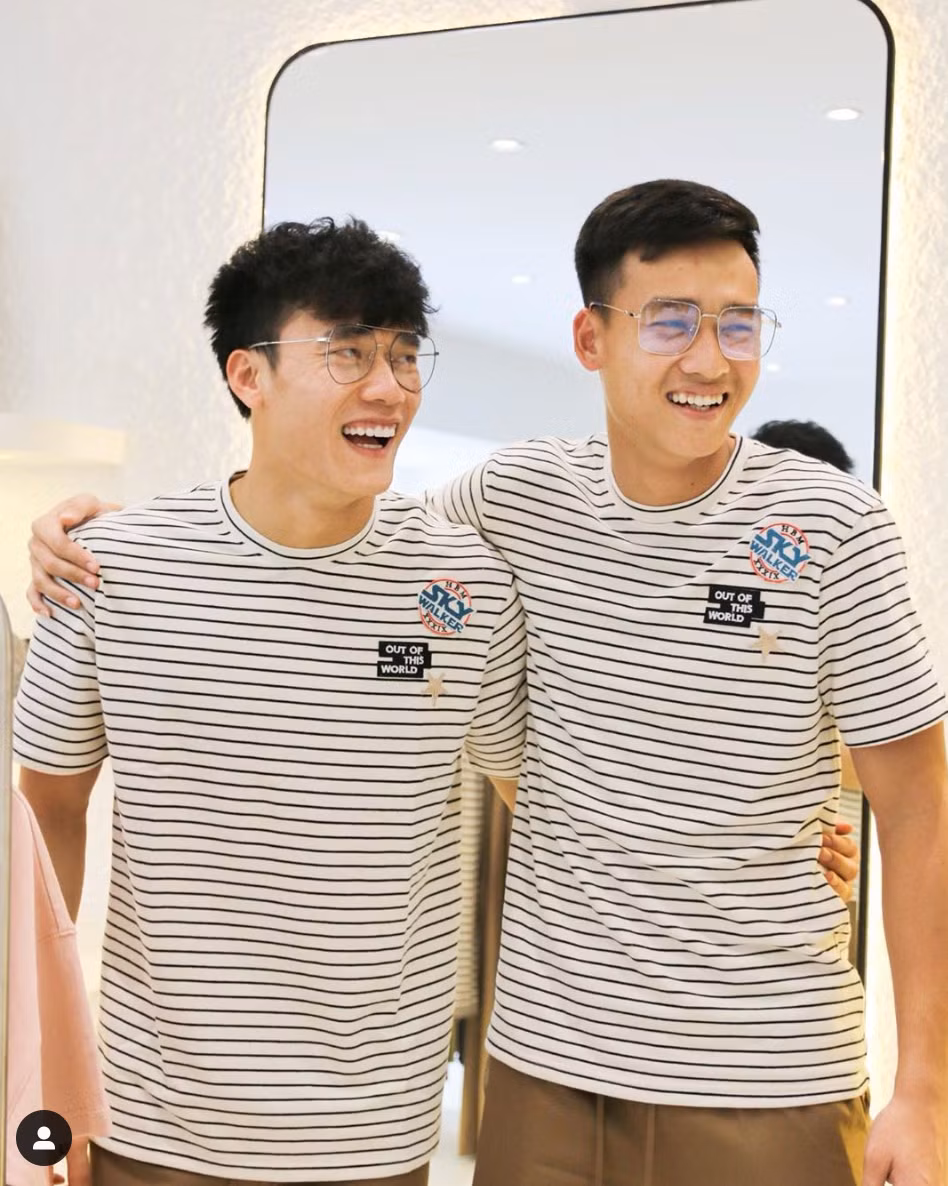 Bùi Tiến Dũng và Bùi Hoàng Việt Anh rủ nhau đi mua sắm rất vui vẻ tại TP HCM. Đây là cặp anh em thân thiết, thường xuyên hò hẹn của tuyển U23 Việt Nam.