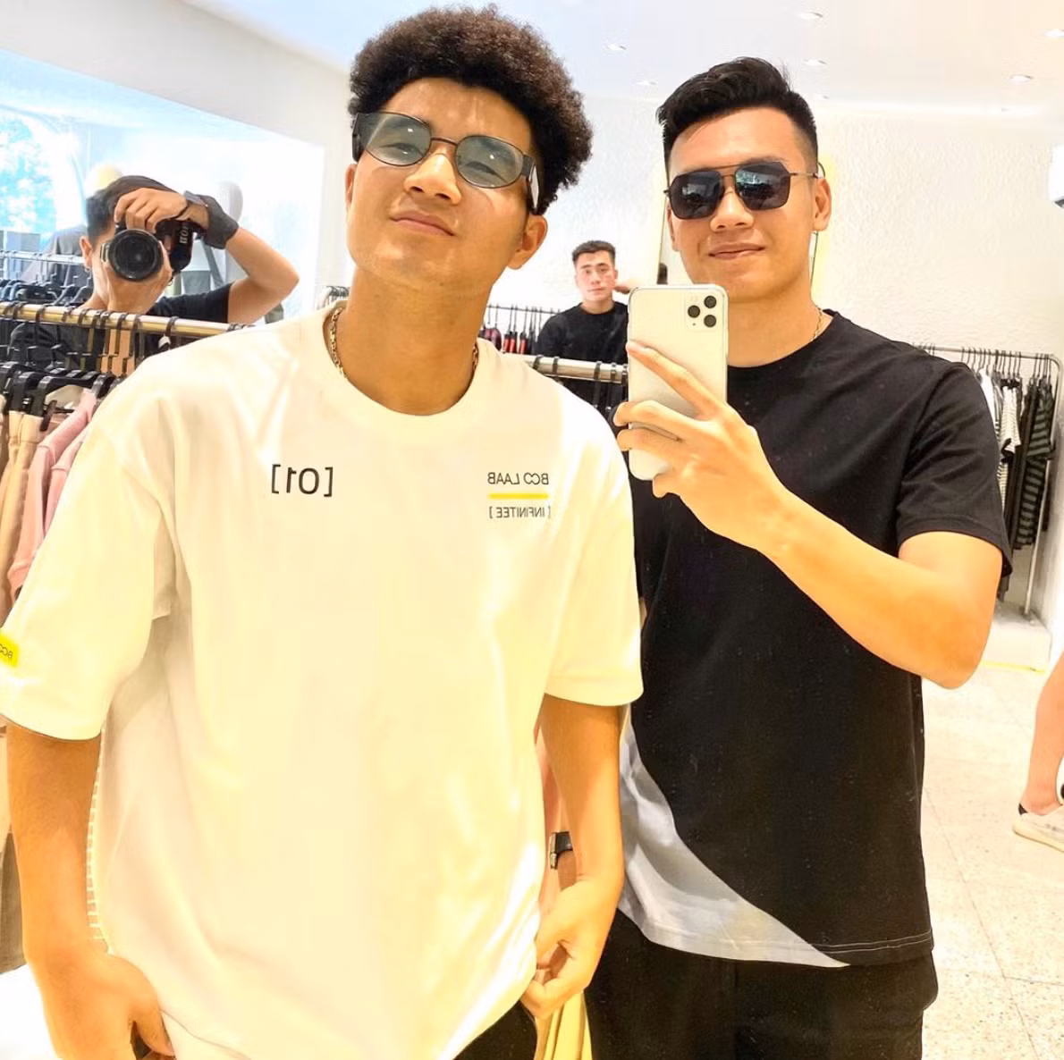 Trên trang Instagram cá nhân của Thành Chung mới đây cũng khoe tấm hình đi mua sắm cùng tiền đạo Hà Đức Chinh. Cả hai cùng nhận mình là đẹp trai "cực phẩm" khi đeo kính râm khiến người hâm mộ bái phục vì độ lầy.