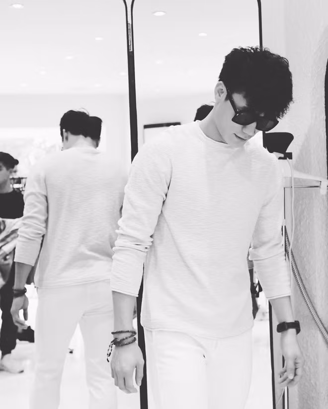 Thủ thành Bùi Tiến Dũng, được mệnh danh là "người mẫu" của đội tuyển U23 Việt Nam nên không thể không mua sắp trước khi lên đường sang Thái Lan.