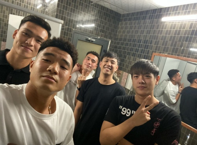 Hội các cầu thủ gồm Đức Chinh, Tiến Dụng, Việt Anh và Vlogger Huy Me, Tuấn Sơn Kris mua sắm chán chê rồi rủ nhau vào...nhà vệ sinh để chụp ảnh thế này đây.