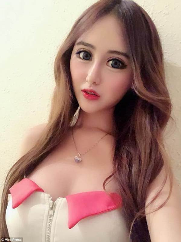 Nhan sắc của nữ người mẫu được nhận xét là khá giống với hot girl mặt rắn của Trung Quốc. Chia sẻ về điều này, Camy Chong cho biết hiện nay ở các nước Châu Á, vẻ đẹp mà cô hướng tới rất được ưa chuộng nên bản thân chẳng lấy gì làm hối hận.