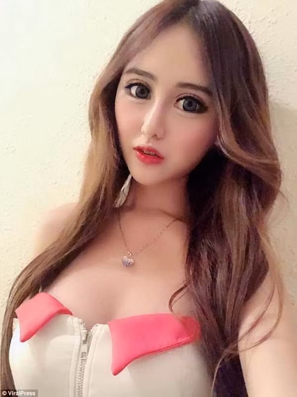 Nhan sắc của nữ người mẫu được nhận xét là khá giống với hot girl mặt rắn của Trung Quốc. Chia sẻ về điều này, Camy Chong cho biết hiện nay ở các nước Châu Á, vẻ đẹp mà cô hướng tới rất được ưa chuộng nên bản thân chẳng lấy gì làm hối hận.