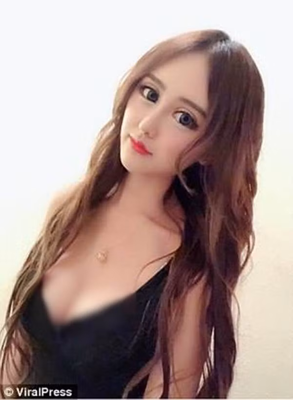 Chứng kiến nhan sắc hiện tại của Camy Chong, dân mạng hoảng hốt bình luận: "Trông cô ta thật sự quá đáng sợ, các đường nét trên khuôn mặt bất hợp lý. Nhìn vào khuôn mặt này tôi cảm giác chỉ thấy mỗi mắt cô ta thôi vậy", "Không hiểu nổi giới trẻ nữa rồi, quá lạm dụng phẫu thuật thẩm mỹ không chỉ khiến bạn trông đáng sợ mà còn gây ảnh hưởng nghiêm trọng tới sức khỏe".