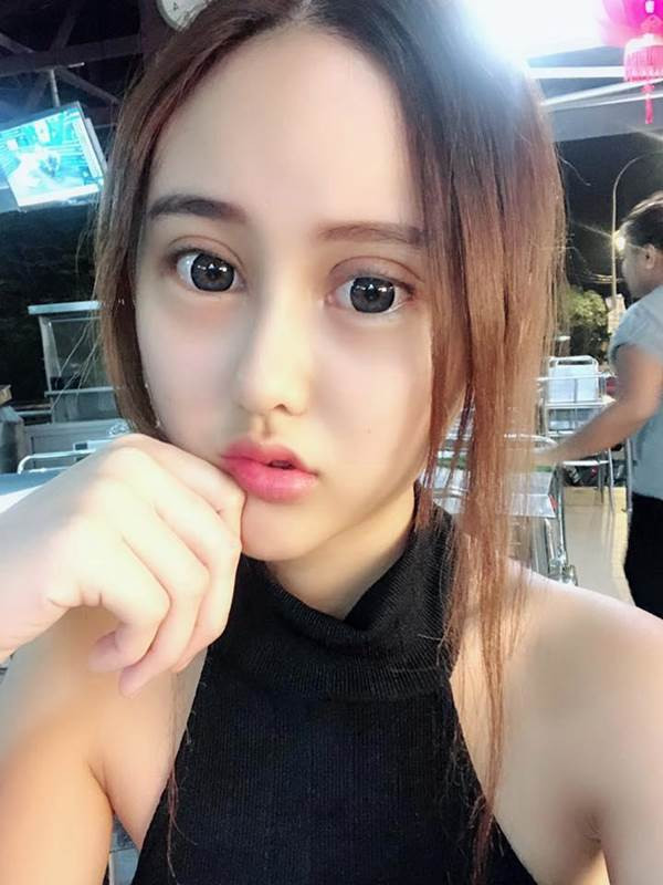 Chia sẻ về con đường phẫu thuật trong tương lai, Camy Chong cho biết cô vẫn sẽ tiếp tục động "dao kéo" cho đến khi sở hữu nhan sắc ưng ý nhất. Dù có bị "ném đá" dữ dội nhưng nữ người mẫu cũng không quan tâm, cô nàng chỉ muốn làm hài lòng bản thân là đủ.