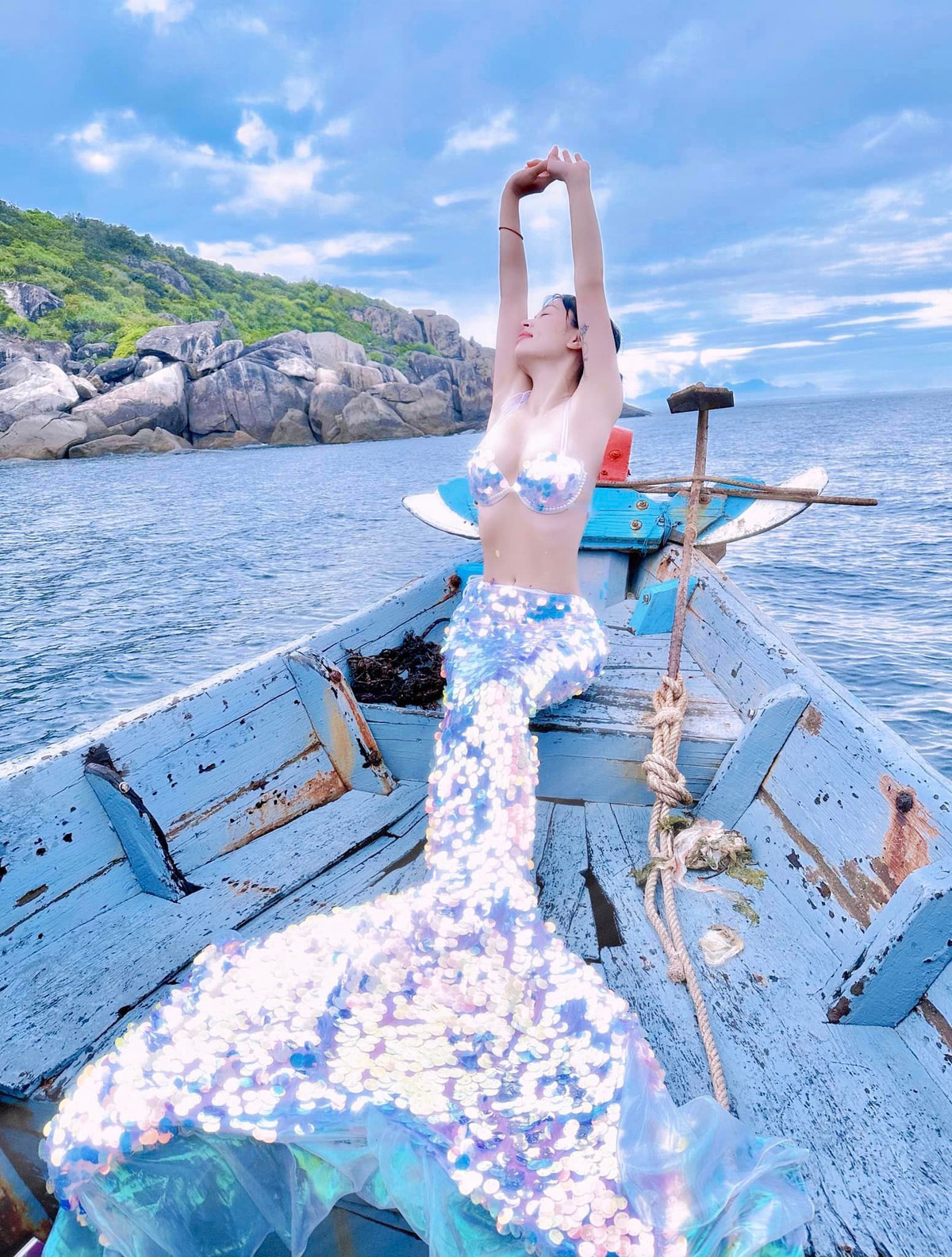 Nữ du khách đến từ Hà Nội thừa nhận việc chụp ảnh dưới nước rất khó khăn, đòi hỏi nhiều yêu cầu và phụ thuộc vào yếu tố thời tiết. Ngoài ra, việc tạo dáng dưới nước không dễ. Chị phải tập luyện ở bể sâu 5 - 6m rất nhiều, hay khi ra biển cũng phải làm quen với áp lực nước và độ nổi của nước.