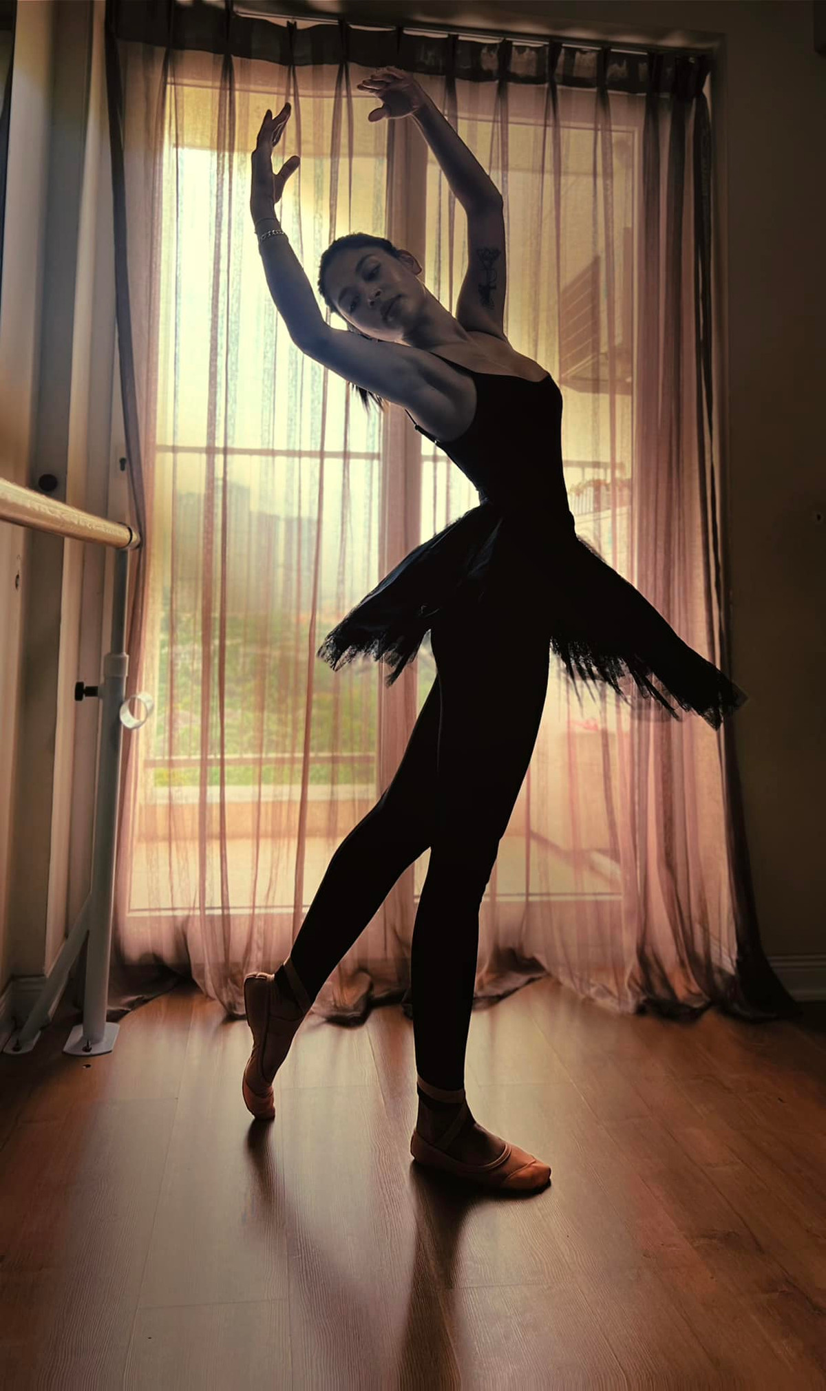 Để có những bức ảnh đẹp dưới nước, ngoài kỹ năng lặn tự do, chị Hằng còn phải tập một số môn trên cạn để bổ trợ cho việc giải phóng hình thể khi ở dưới nước như ballet, uốn dẻo.