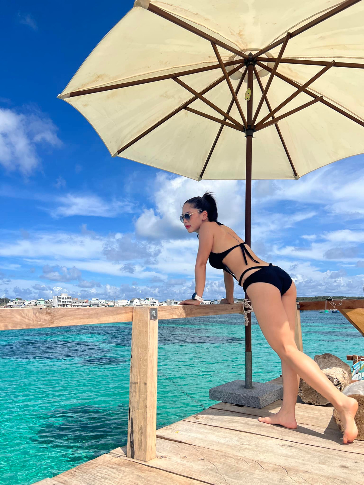 Chị chia sẻ phải học cách thư giãn và thả lỏng phần tay, vai, cơ mặt để có biểu cảm tự nhiên như lúc chụp ảnh trên bờ.