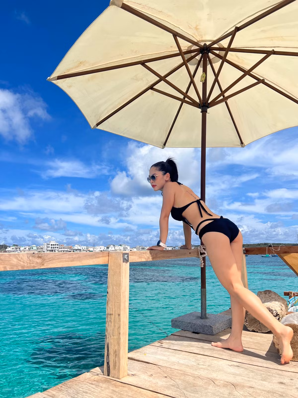 Chị chia sẻ phải học cách thư giãn và thả lỏng phần tay, vai, cơ mặt để có biểu cảm tự nhiên như lúc chụp ảnh trên bờ.