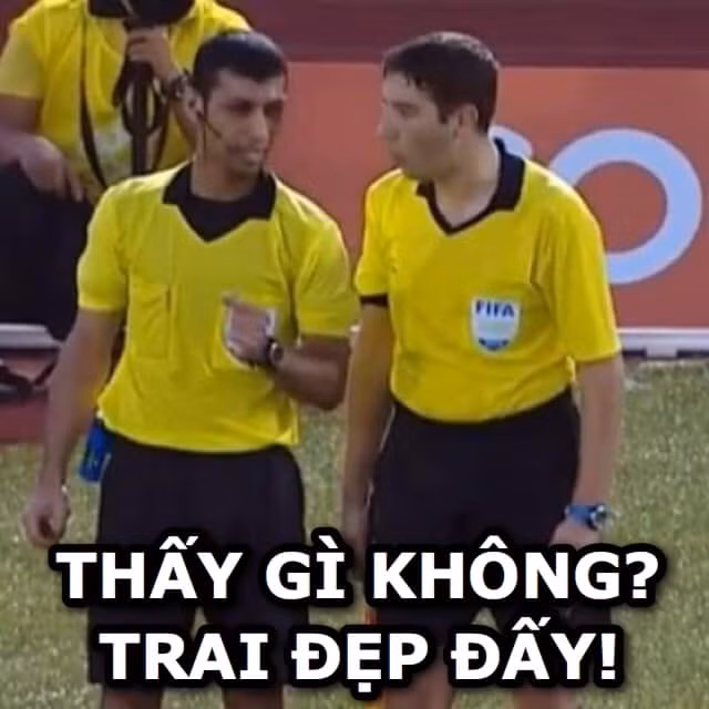 Trọng tài là người được trao giải đẹp trai nhất trận ngày hôm nay. Nhiều người đùa rằng quyết định cho đá lại penalty là do tổ trọng tài sợ ngày mai lại phải khoá Facebook vì bị dân mạng Việt Nam tấn công.