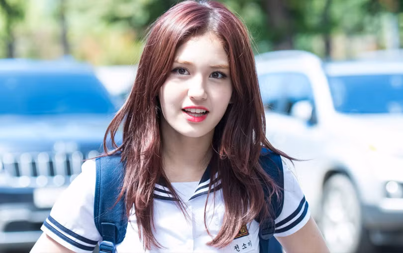 Sau khi nhóm I.O.I tan rã, Jeon Somi ra mắt với vai trò nghệ sĩ solo. MV Birthday được khán giả Hàn Quốc dành nhiều lời khen ngợi.