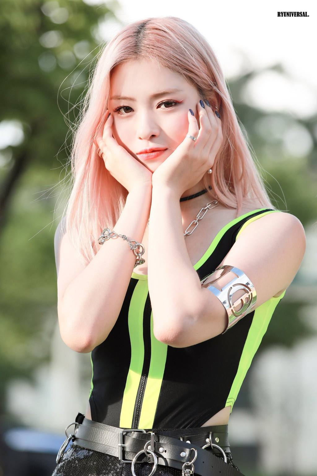 Đóng vai trò chính trong phần vũ đạo và rap của nhóm, Shin Ryujin được đánh giá cao nhờ chất giọng mạnh mẽ. Cô là "át chủ bài" của nhóm nhạc ITZY và cả công ty chủ quản YG.