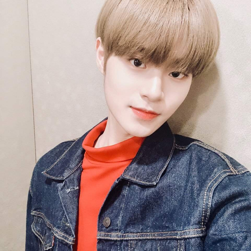 Từ khi còn ở nhóm Wanna One, Lee Daehwi đã được chú ý nhờ tài năng vượt trội và nhan sắc "không phải dạng vừa đâu". Sau đó, nam idol Kpop ra mắt cùng cùng nhóm AB6IX và được coi là chủ chốt của nhóm.
