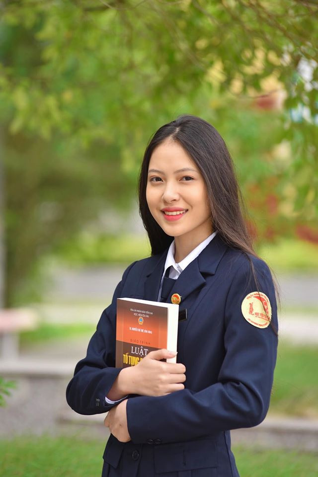 Theo Mỹ Nhi, hình ảnh trong trang phục công an được ghi lại khi cô nàng tham gia học môn Diễn án tố tụng hình sự vào ngày 20/5 vừa qua.