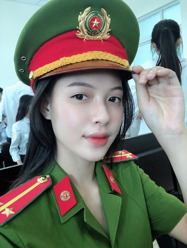 Mới đây, hot girl Quảng Trị lại tiếp tục khiến dân mạng được phen "náo loạn" với bức hình diện trang phục công an. So với một năm trước đây, nhan sắc cô nàng không thay đổi quá nhiều.