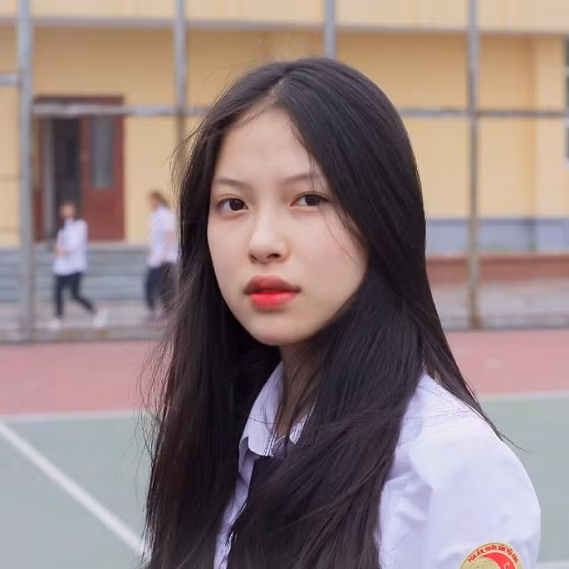 Với ngoại hình xinh đẹp và nổi tiếng trên mạng xã hội, bên cạnh việc học, hot girl 9X còn chụp ảnh mẫu thời trang. Cô nàng chia sẻ ban đầu chỉ chụp ảnh "dạo", sau đó càng ngày càng có nhiều lời mời hợp tác hơn.