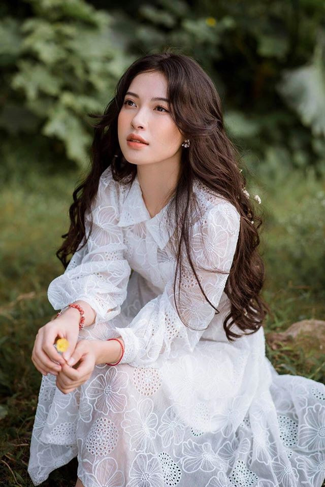 Trước mắt, việc học vẫn là ưu tiên hàng đầu của Mỹ Nhi. Cô nàng hy vọng có thể tốt nghiệp đúng hạn.