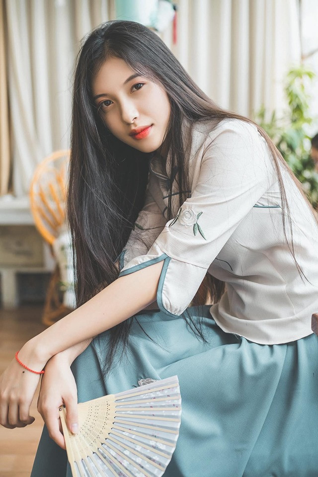 Nhan sắc của Nhi được nhận xét là giống với nhiều hot girl mạng xã hội Trung Quốc và mang đậm nét Á Đông.