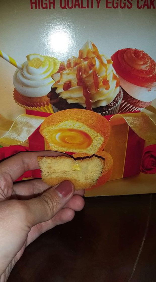 Chiếc bánh bông lan với hình ảnh minh hoạ rất nhiều nhân kem, trông vô cùng ngon mắt, thế rồi thực tế thì nhân kem trứng đâu? Hay lại đi đóng phim "Mất tích" rồi?