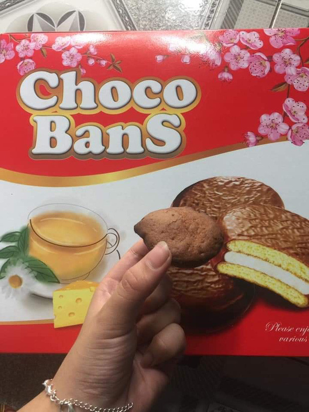 Lại một loại bánh giống chocopie nhưng lại là choco bans và không hề liên quan đến ảnh minh hoạ. Không biết do lỗi sản xuất hay gì mà trông chiếc bánh cứ như củ khoai tây chưa bóc vỏ thế kia?