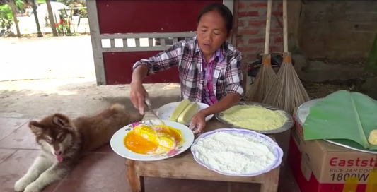 "Bà Tân làm thì trông cũng khá ngon đấy nhưng tay không lăn bột thế kia có cho thêm tiền mình cũng không dám ăn. Trông phản cảm", "Mất vệ sinh cực kỳ, hy vọng lần sau bà rút kinh nghiệm, đảm bảo vệ sinh. Người ăn là chính gia đình, bạn bè bà." - Dân mạng bình luận.