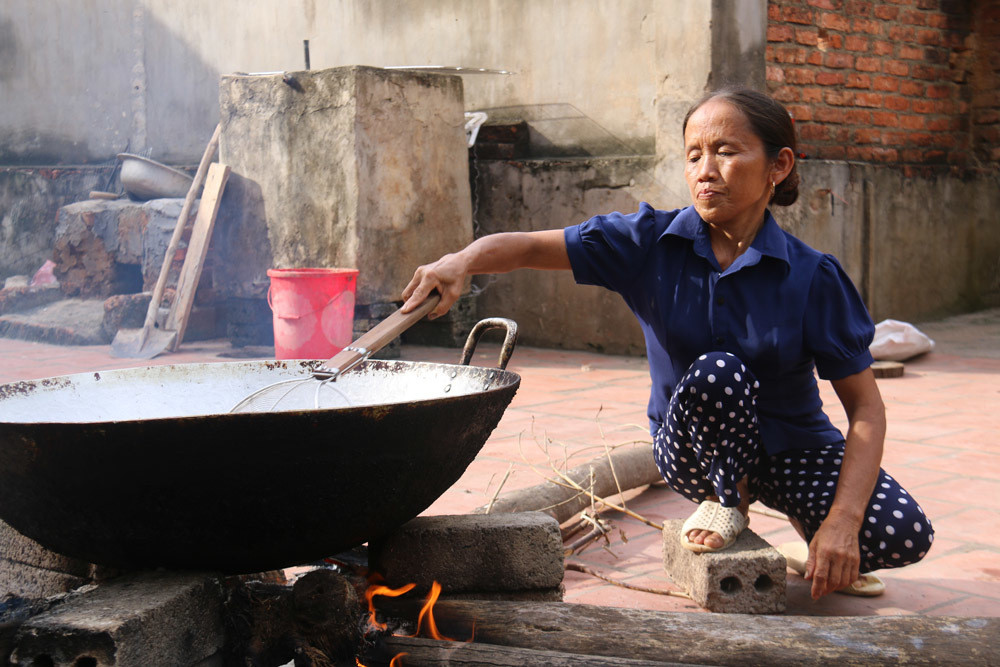 Thế nhưng, nhiều dân mạng vẫn lên tiếng bênh vực rằng người thôn quê không có thói quen sử dụng bao tay khi nấu ăn vì rất vướng víu. Kể cả khi làm cỗ hay nấu cơm bình thường thì đều thực hiện 100% bằng tay không.