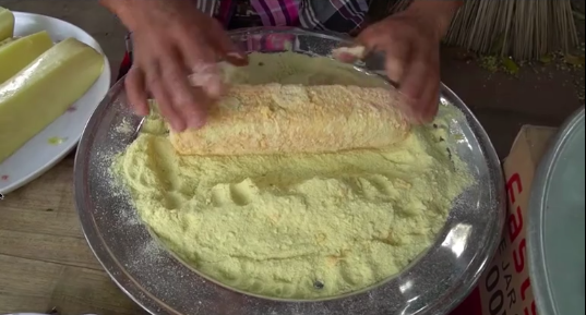 Phô mai que là món ăn phải sử dụng tay để thực hiện rất nhiều, việc không sử dụng găng tay bình thường đã cực phản cảm. Sau khi xem nhiều người thể hiện cảm xúc không dám ăn, đặc biệt trong thời điểm dịch bệnh đang phức tạp như hiện nay.