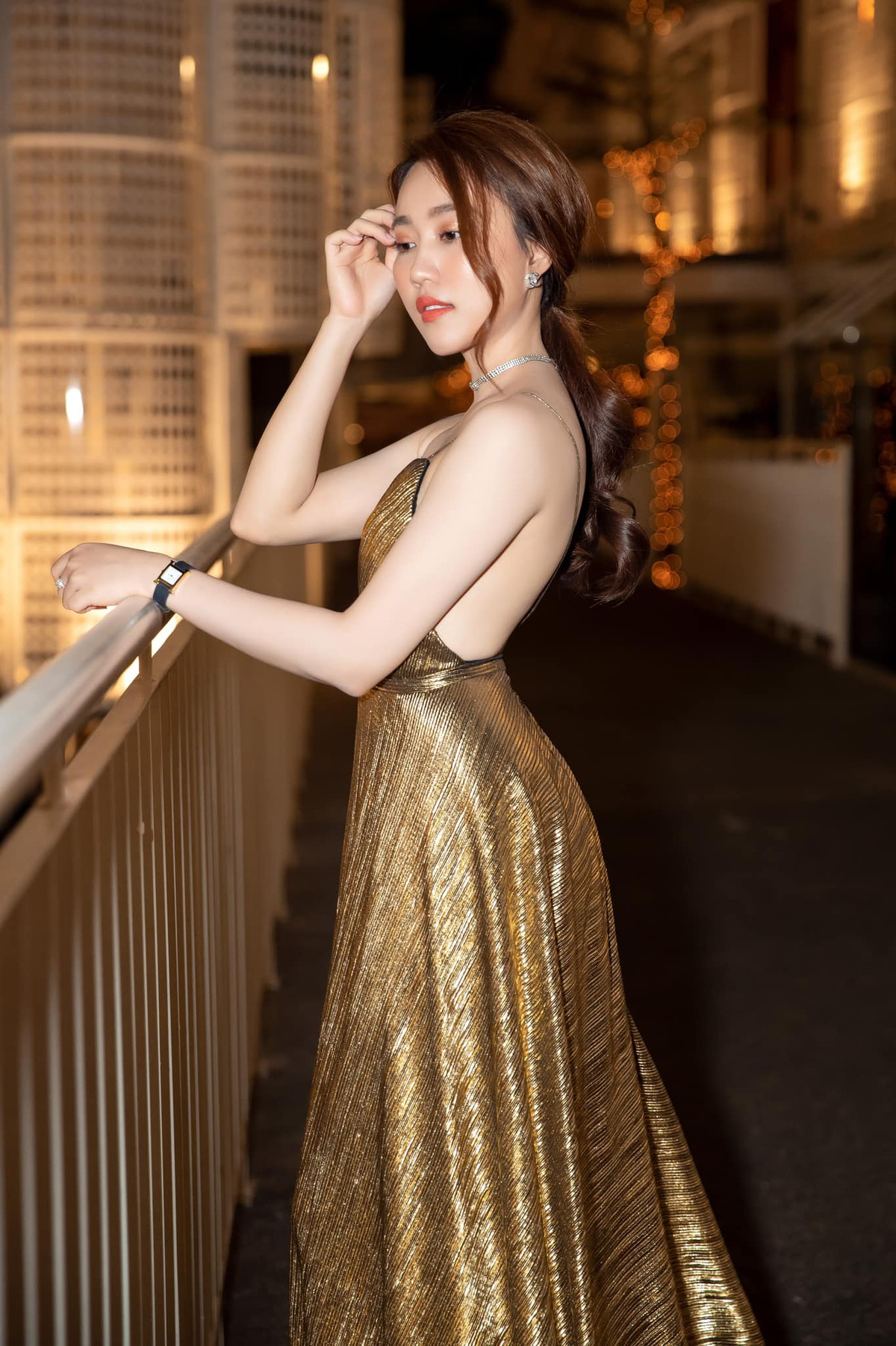 Hồng Loan sở hữu nhan sắc ngọt ngào, dịu dàng đúng chuẩn gái Việt. Với ngoại hình xuất sắc và tài năng diễn xuất tốt, cô nàng bước vào showbiz khá dễ dàng.